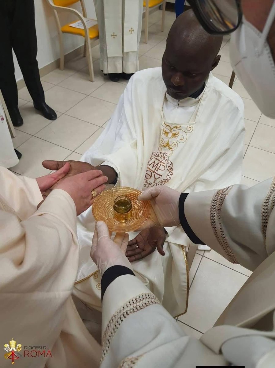 FriarJ's tweet photo. A seminarian named Livinius was dying of liver cancer.  He petitioned Pope Francis to be ordained early and the Pope granted his request. He was ordained a priest in a hospital hallway in Rome on this day in 2021.

Fr. Livinius died 3 weeks after his ordination.

#Catholic https://t.co/VGRsHSd0Gp