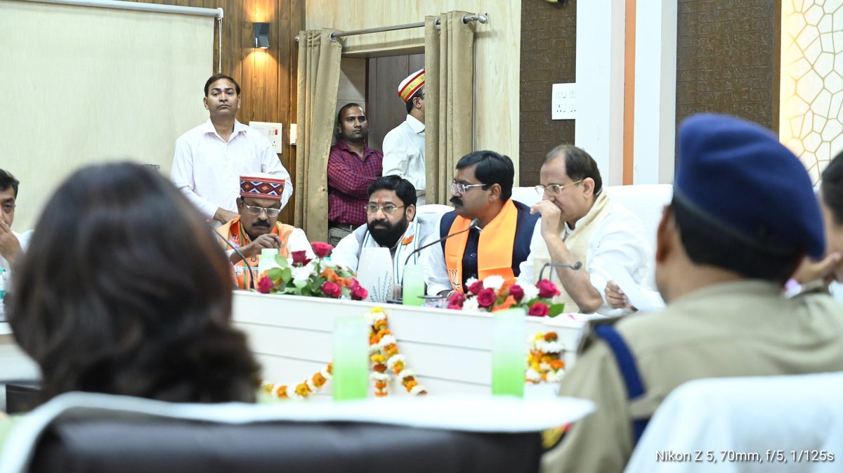 Lakshmirajbjp's tweet photo. आज उत्तर प्रदेश विधान मण्डल की विनियमन समीक्षा समिति द्वारा जनपद #बुलंदशहर के विभिन्न विभागों की समीक्षा बैठक, समिति के माननीय सभापति आदरणीय Ashwini Tyagi जी की अध्यक्षता में आयोजित हुई, जिसमें उपस्थित रहा।
#DevendraSinghLodhi
#mlaSikandrabad https://t.co/K9dG10fbdy