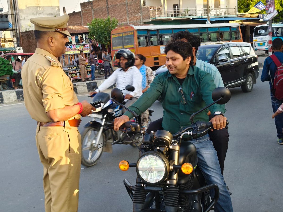 bstvlive's tweet photo. मैनपुरी

➡ट्रैफ़िक पुलिस का वाहन चेकिंग अभियान 
➡155 वाहनों का 2.45 लाख रुपए का जुर्माना 
➡एसपी के निर्देश में चला चेकिंग अभियान 
➡शहर कोतवाली क्षेत्र के करहल चौराहा का मामला

#Mainpuri #TrafficPolice #CheckingCampaign @mainpuripolice https://t.co/dRrZof5NHO