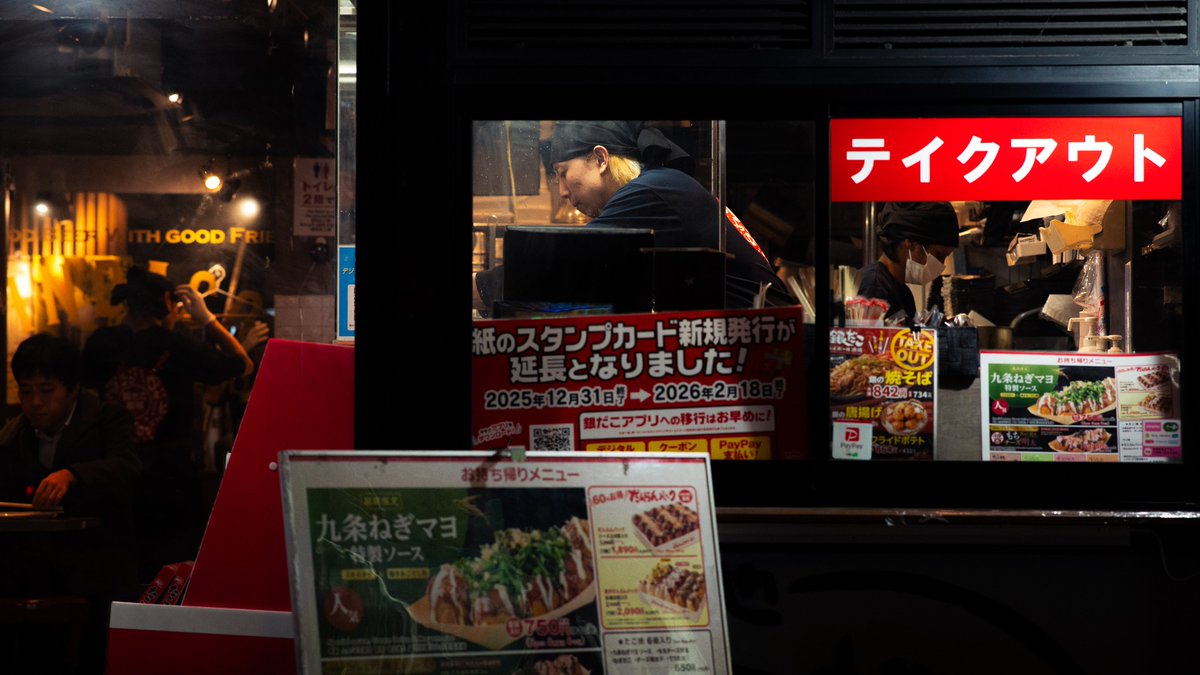 88_gnz's tweet image. "late night dining" 

just a couple of hours more to go. Thank you for your hard work! Have a good week everyone. 

#streetphotography 
#nikonz6ii 
#85mm 
#kumamoto
