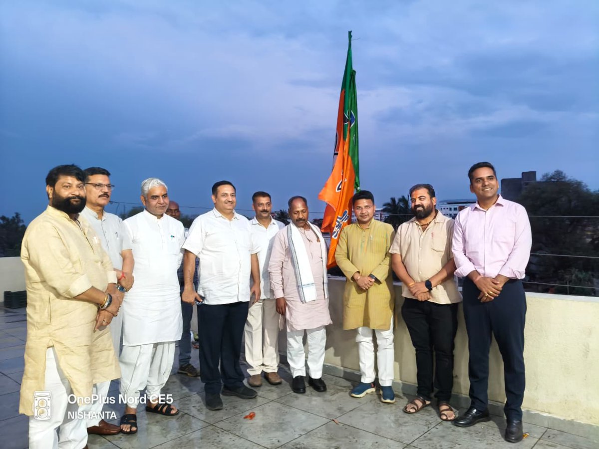 vvaishnav22's tweet photo. भारतीय जनता पार्टी के स्थापना दिवस के अवसर पर BJP जिला कार्यालय, पुरुलिया, West Bengal में भाजपा का ध्वज फहराया।

“भाजपा का झंडा हमारी आन बान शान है”

#bjp #bjpgovernment #bjpindia #narendramodi #chhattisgarh
#bjpwestbangal https://t.co/G0wbdGnt0e