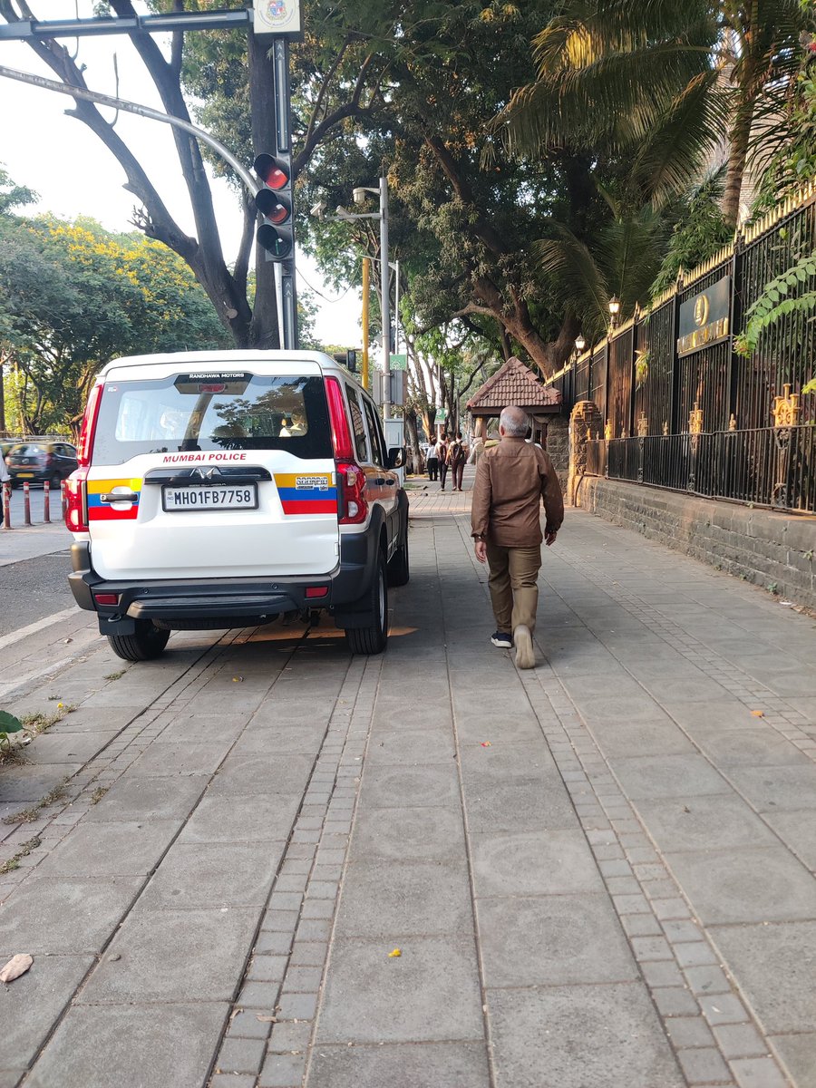 public_pulseIN's tweet image. #Footpaths outside the Bombay High Court used for parking vehicles!!
If even this space isn’t protected,
what chance does the rest of the city have?

When rule-makers and enforcers normalise this, it’s not just a violation.
It’s a signal - #walking doesn’t matter!
@MTPHereToHelp