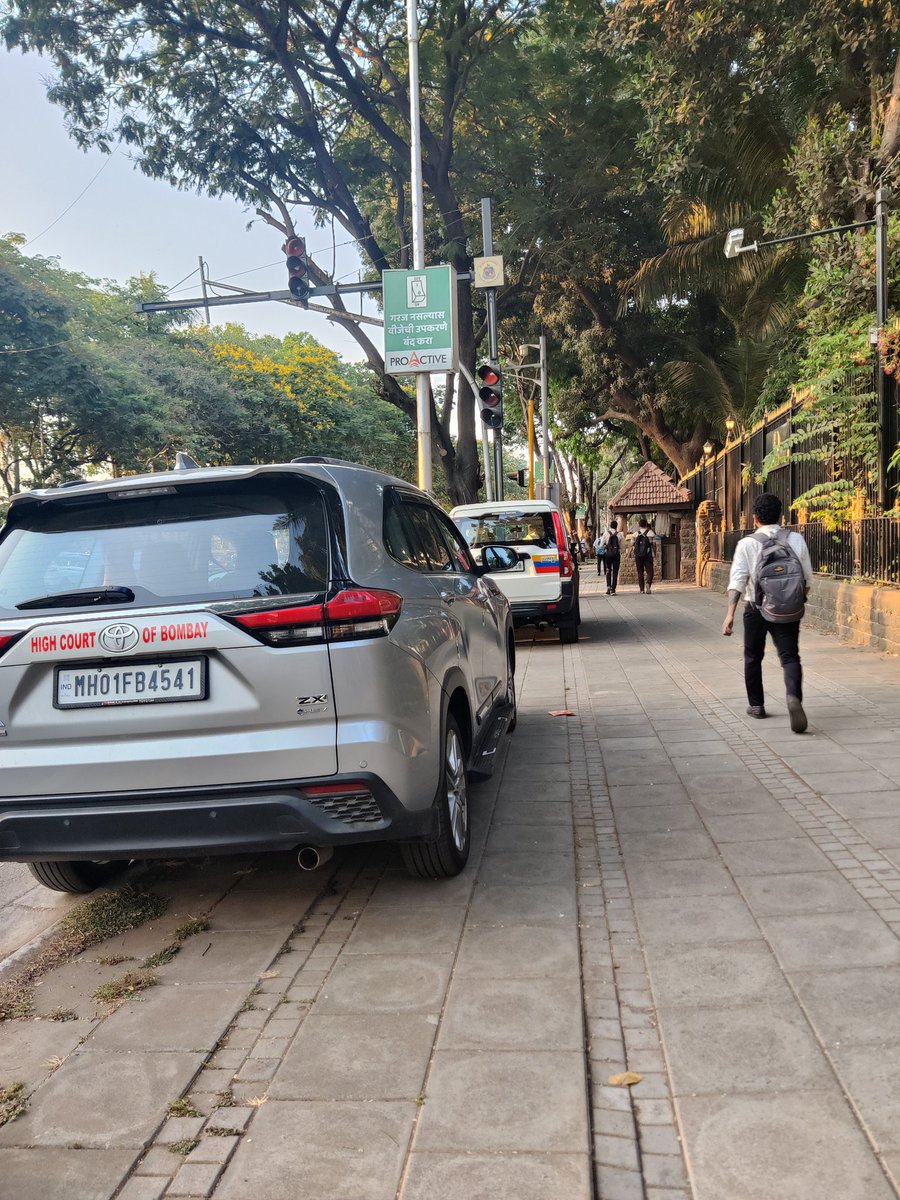 public_pulseIN's tweet image. #Footpaths outside the Bombay High Court used for parking vehicles!!
If even this space isn’t protected,
what chance does the rest of the city have?

When rule-makers and enforcers normalise this, it’s not just a violation.
It’s a signal - #walking doesn’t matter!
@MTPHereToHelp