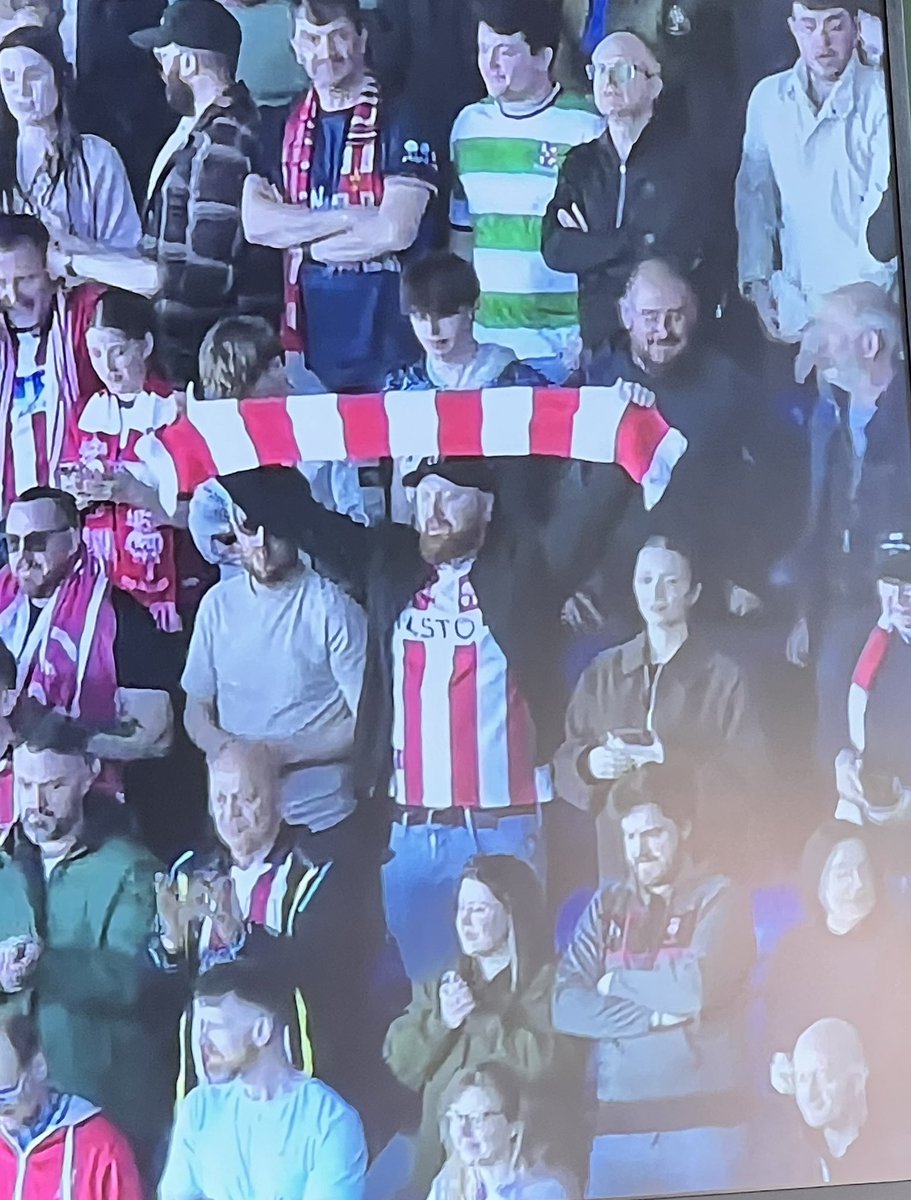 GOATangent's tweet photo. Congrats @LincolnCity_FC but mainly congrats to our long suffering imp @DETaylor1988 🍾🍺 https://t.co/JvWlJAtoFk