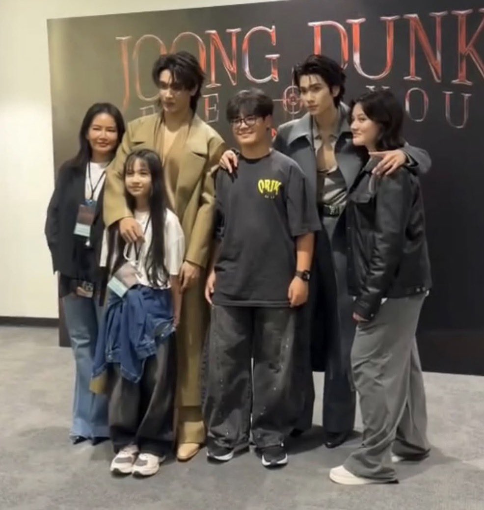 daokluen's tweet photo. IGS: ran_ayd

FAMILY PICTURE WITH DUNKIE 🥹💗

EYES ON JOONGDUNK FANCON
#JoongDunkFanconD2 https://t.co/IFyCAn7kOp