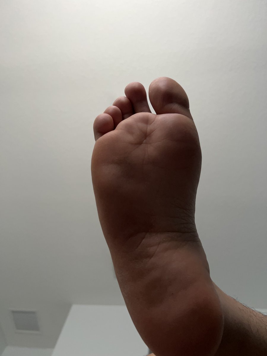 FeetLover tweet media