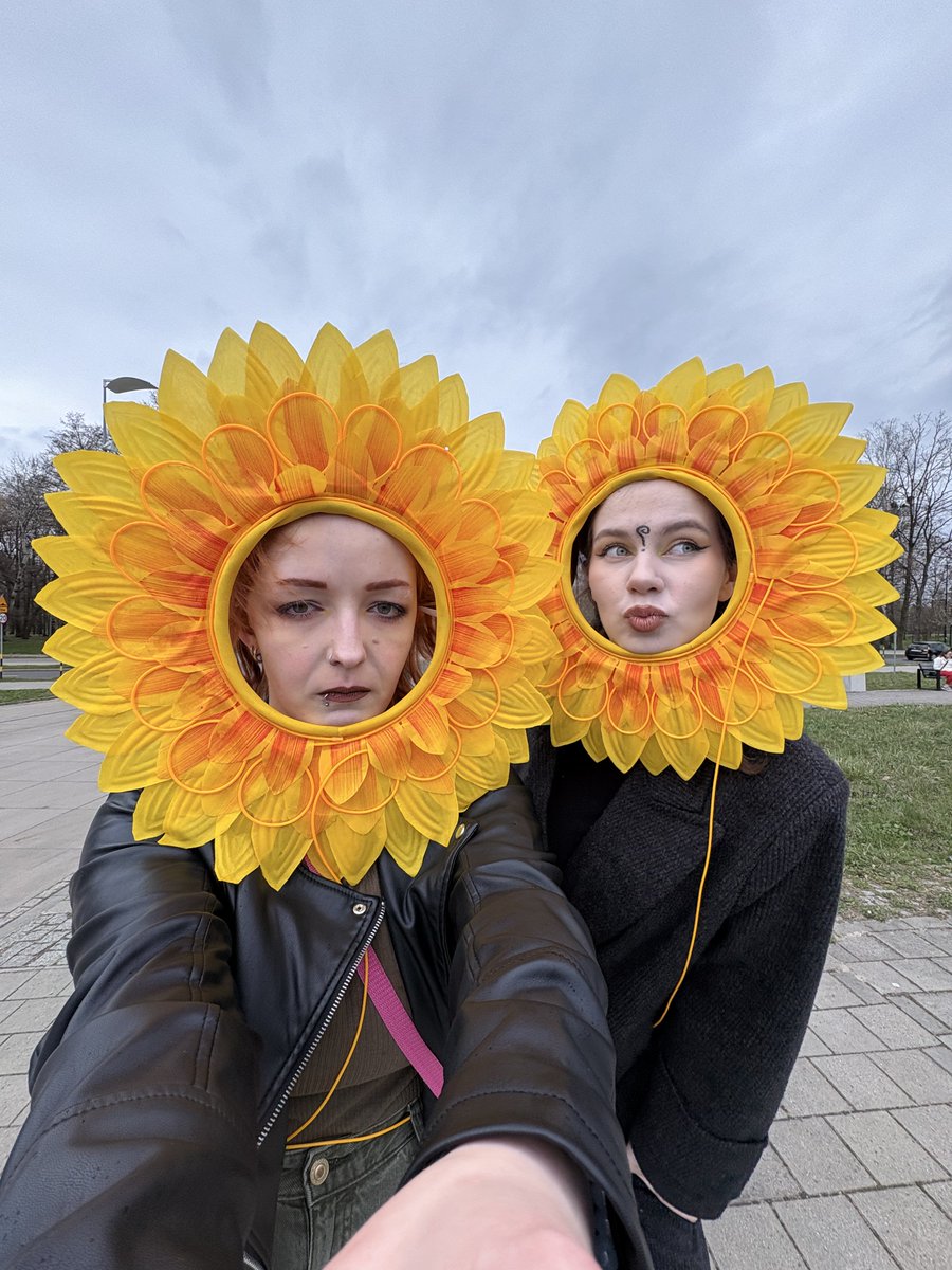 bee_olivv's tweet photo. jakby ktoś się zastanawiał kim były te dwa słoneczniki na koncercie Louisa, to byłam ja i @wikkasw 🌻🫶

#LouisTomlinson #hdwghgliwice #hdwghtour https://t.co/Bvjg6yhF56