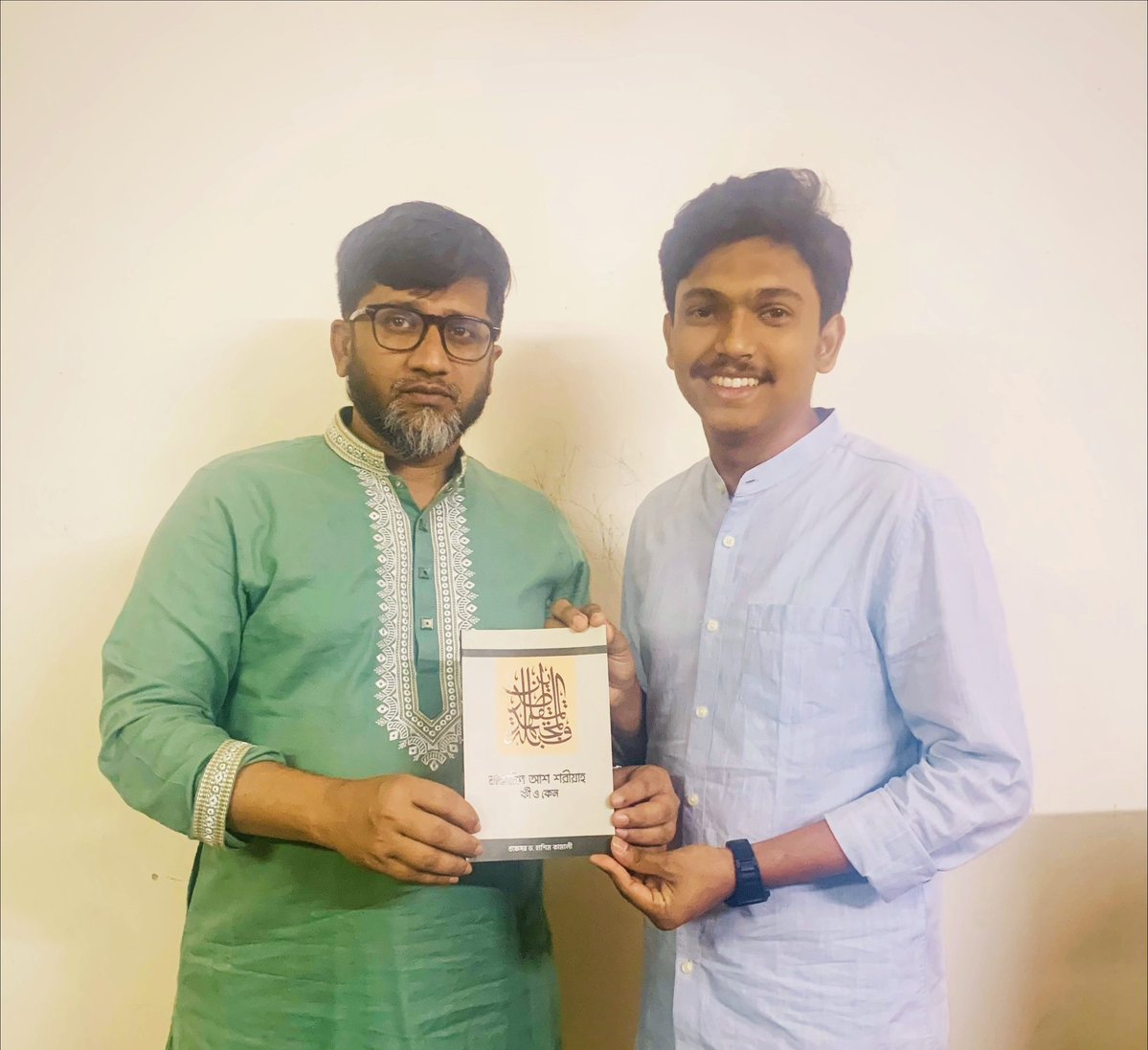 ইসলামী চিন্তা ও গবেষণা ইন্সটিটিউটের প্রকাশনা বিভাগ থেকে সদ্য প্রকাশিত 'মাকাসিদ আশ শরীয়াহঃ কী ও কেন' শীর্ষক গ্রন্থটি জগন্নাথ বিশ্ববিদ্যালয়ের ইসলামিক স্টাডিজ বিভাগের সম্মানিত অধ্যাপক এবং সাবেক প্রক্টর, প্রফেসর ড. তাজাম্মুল হকের হাতে তুলে দেন গ্রন্থটির অনুবাদক আলী মোর্শেদ সানী।