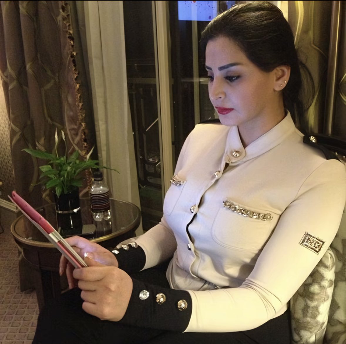 مُقمِرة tweet media