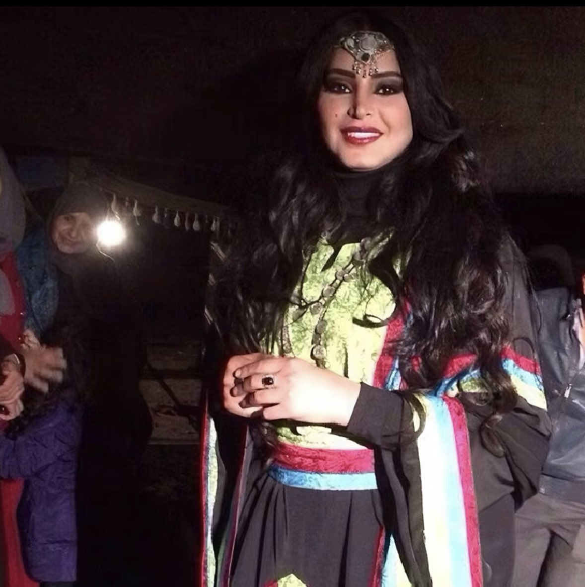 مُقمِرة tweet media