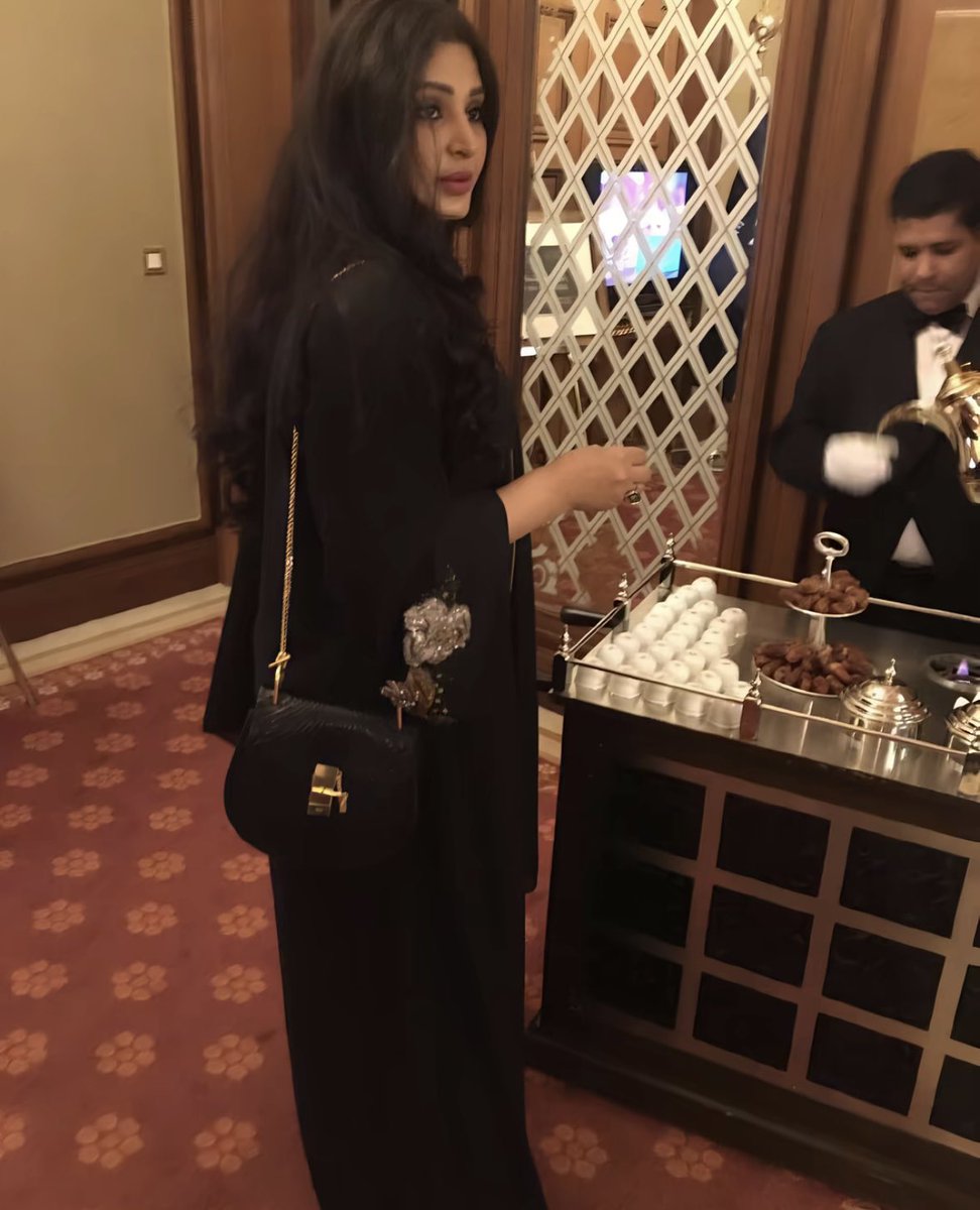 مُقمِرة tweet media