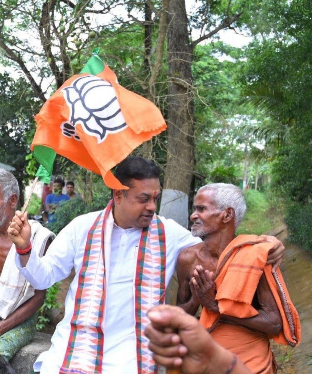 iNishant4's tweet image. Superb Picture of the day from Prabhu Jagannath Ji's holy land #Puri, which shows the ideology of @BJP4India, that   
अगर दिल में और हाथ में कमल है
तो देश और जन सेवा करना ही सबसे बड़ा धर्म है"
@sambitswaraj ji 's hand on the old man's shoulder is a guarantee that no worry no
