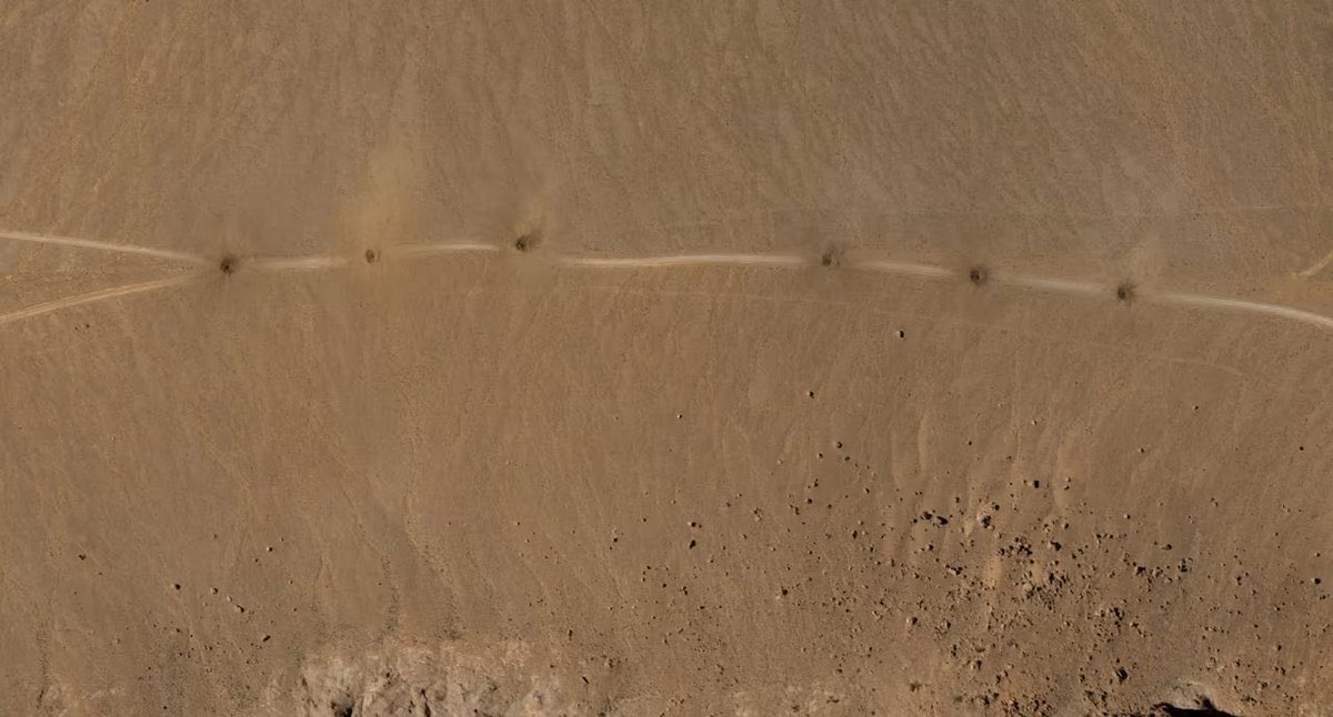 AntoineSem14170's tweet photo. 🇮🇷🇺🇸⚡️ — Satellite imagery shows around 28 craters blasted into roads in Iran’s Isfahan province near the area where the downed U.S. F-15E crewmember was rescued, CNN reports. https://t.co/h2Fk1rQ0NC