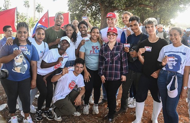 🌱🇨🇺 | Protagonizó juventud cubana jornada productiva en Artemisa

✊ Dedicada a la producción de alimentos y a la construcción de parques solares fotovoltaicos se realizó  en saludo a los aniversarios 64 de <a href="/UJCdeCuba/">UJC de Cuba</a> y 65 de <a href="/OPJMCuba/">OPJM Cuba</a>, en toda Cuba.

👉acn.cu/cuba/protagoni…