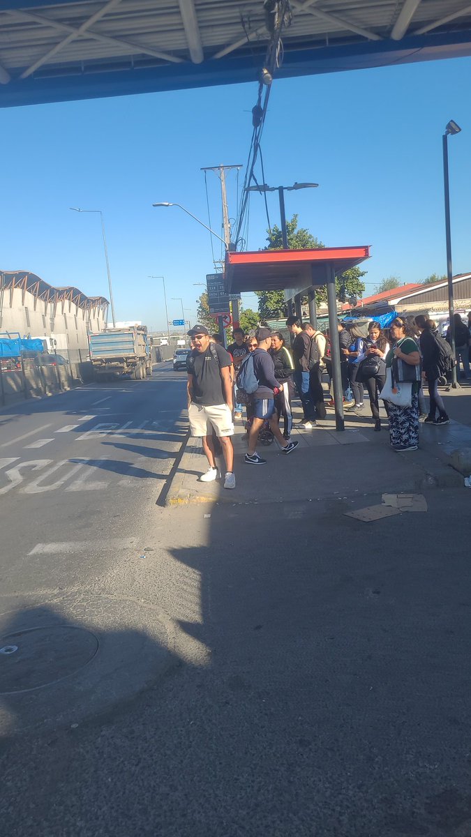 Alguien sabe que paso en vespucio que las micros pasan llenas y no están parando??? #santiago #chile