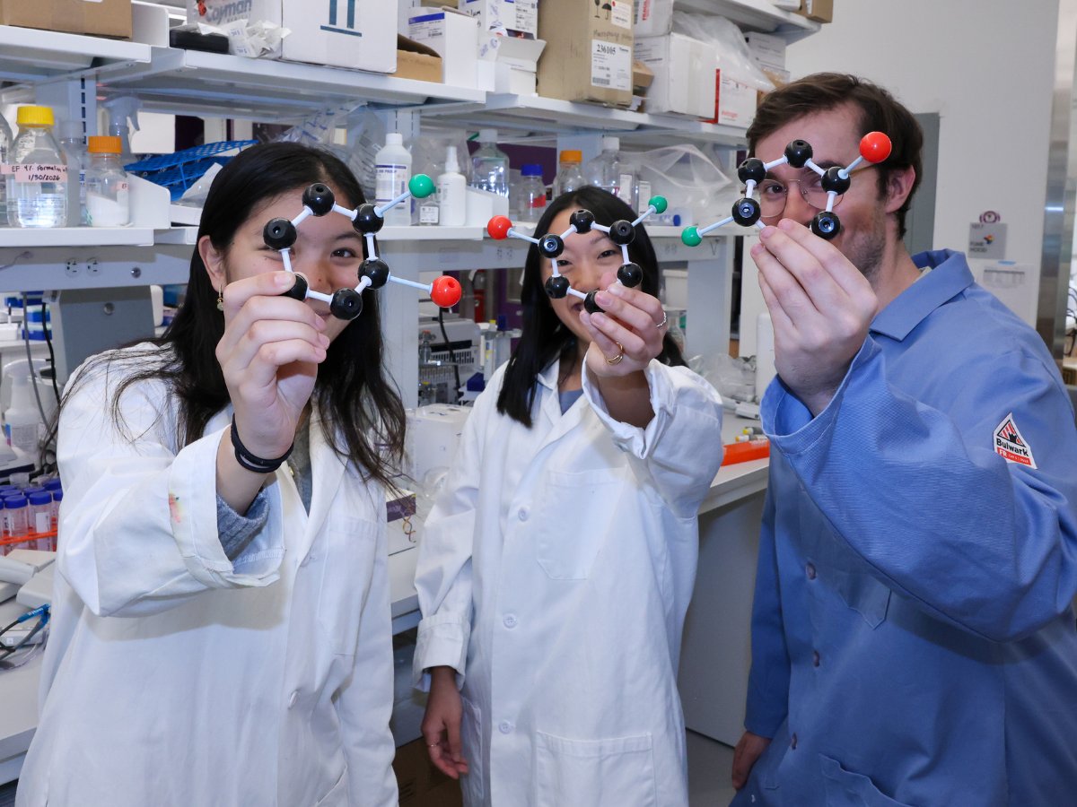 PennEngineers's tweet image. Penn Engineers redesigned a key component of lipid nanoparticles used in mRNA vaccines. The new aroLNPs steer mRNA toward lymph nodes, potentially enabling more precise, lower-dose vaccines.

“If we can make the delivery process more precise, we can potentially lower the dose