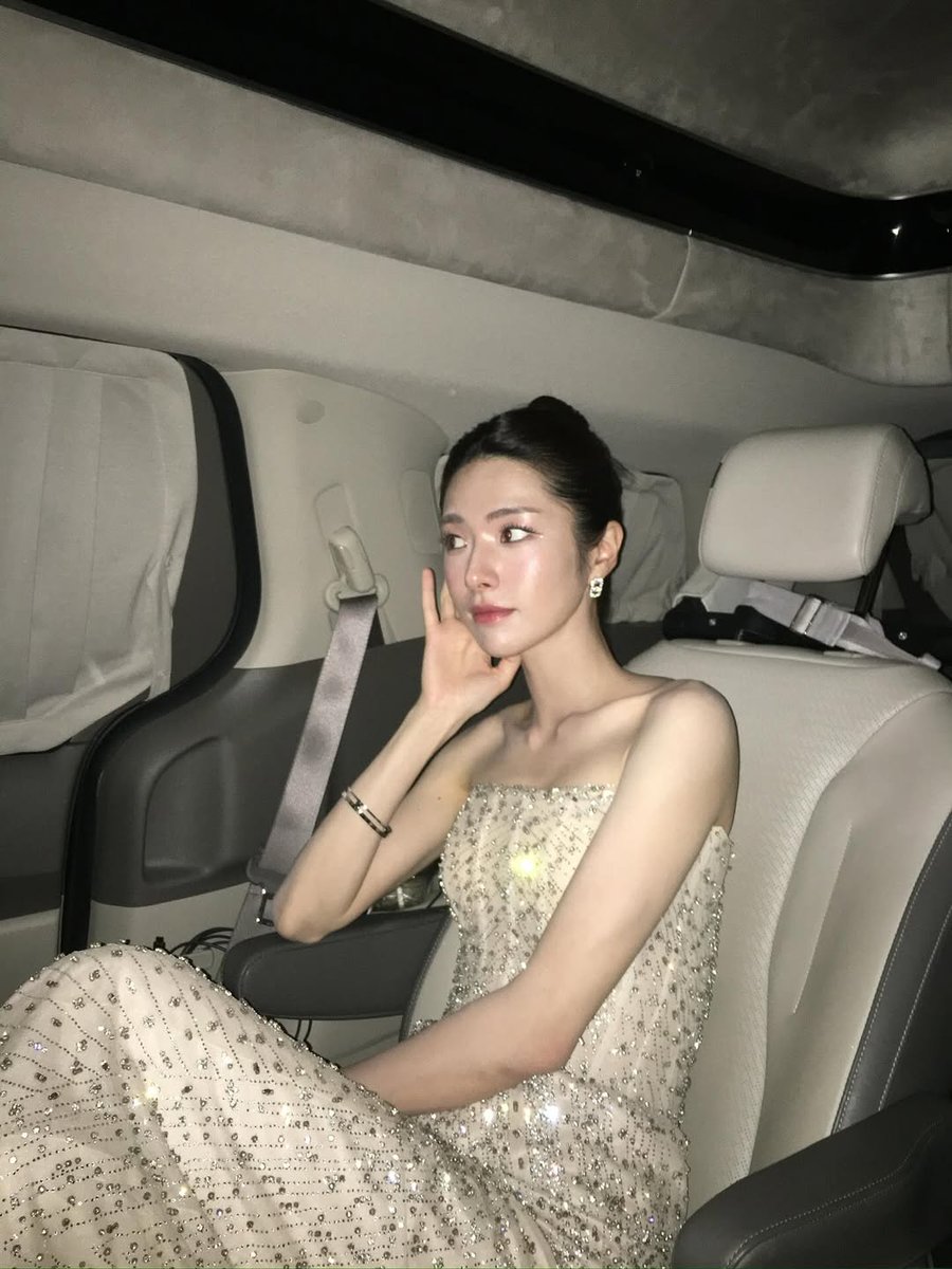 ahnhayougn's tweet image. 수상하신 모든분들 축하드립니다 🤍 
( late post of #kgma  😜 )