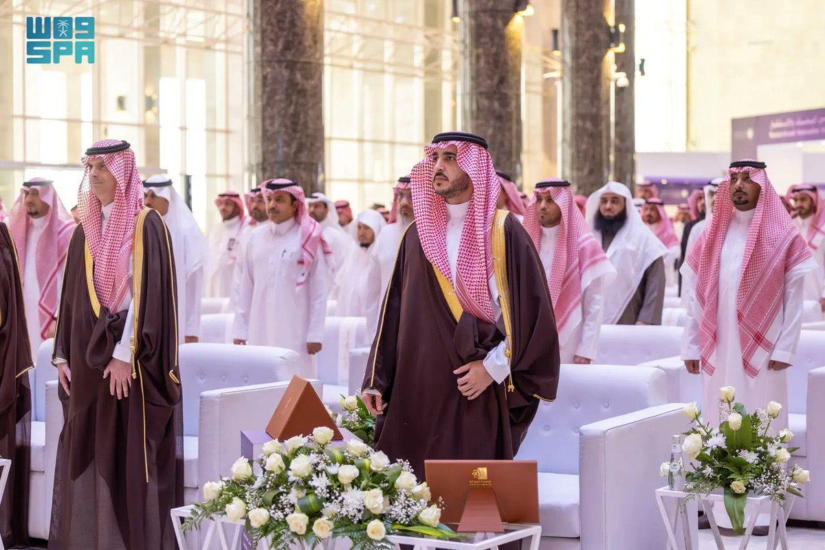 KNews2030_KSA's tweet photo. رعى صاحب السمو الملكي الأمير فيصل بن نواف بن عبدالعزيز أمير منطقة #الجوف، اليوم، ملتقى البحث والابتكار الذي نظمته جامعة الجوف، وذلك في المدينة الجامعية، بحضور عدد من القيادات الأكاديمية والباحثين والمختصين.
 وأكد سموه أهمية دعم البحث العلمي والابتكار، وتعزيز دور الجامعات في الإسهام في التنمية الشاملة، بما يواكب مستهدفات رؤية المملكة 2030، ويسهم في بناء اقتصاد معرفي قائم على الابتكار والاستدامة.
 من جانبه، رفع رئيس الجامعة الأستاذ الدكتور محمد بن عبدالله الشايع، الشكر والتقدير لسمو أمير المنطقة على رعايته وتشريفه، مؤكدًا أن ذلك يعكس دعم سموه المتواصل لمسيرة الجامعة وبرامجها العلمية والبحثية.
 وأوضح أن الملتقى يُعد منصة علمية لتعزيز البحث والابتكار، وربط مخرجاته باحتياجات المجتمع، وتحفيز الشراكات بين القطاعات الأكاديمية والحكومية والخاصة.
 وشهد الملتقى تدشين عدد من المبادرات، وتوقيع مذكرات تعاون مع عدد من الجهات، إلى جانب معرض مصاحب استعرض أبرز الأبحاث والابتكارات في مجالات الطاقة والبيئة والصحة، إلى جانب مخرجات بحثية أخرى، من بينها مخرجات كرسي الأمير نواف بن عبدالعزيز للتنمية المستدامة.
 كما يناقش الملتقى، الذي تستمر أعماله لمدة يومين، عددًا من الموضوعات المرتبطة بالذكاء الاصطناعي والابتكار الصحي ونقل التقنية، بمشاركة نخبة من الأكاديميين والخبراء.