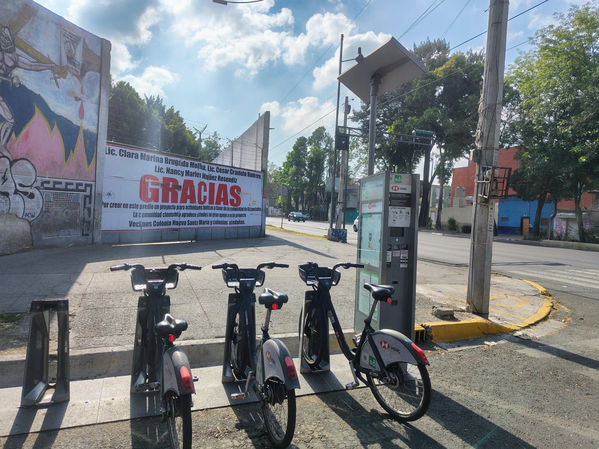 g_tomich's tweet photo. @ecobici nuevamente reportando está estación en plan de San Luis y eje 2 norte colonia Nva Sta Ma Azcapotzalco como se observa está mal la señalética (dice guanábana y Artemisa)y urge coloquen los bolardos @locatel_mx @ClaraBrugadaM @craviotocesar @Subse_Gobierno @FadlalaAkabani https://t.co/fIDqBO87hH