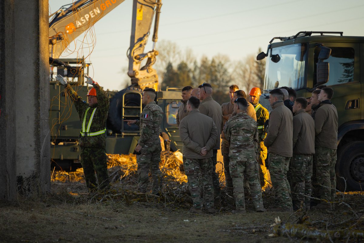 Kaitsevagi's tweet image. The EDF, in cooperation with the Estonian Transport Administration, conducted a controlled demolition of the old Halinga railway overpass.

📷 Pvt. Otto Wilhelm Miil
#Kaitsevägi #EDF #Estonia #Military