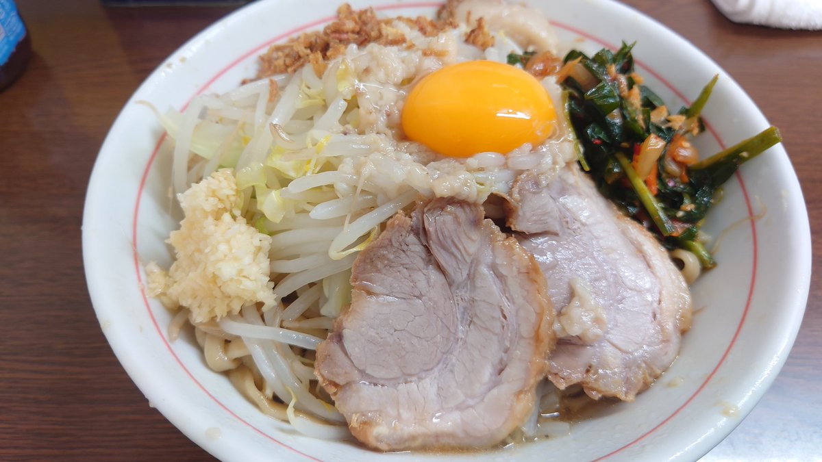 ラーメン二郎 横浜関内店
小 汁なし ニラキムチ
甘みたっぷりコク旨ダレをやや細めなギュチ麺に絡めていただく一杯
バラロールの豚は柔らか食感と適度な脂身で食欲を加速させます
ド乳化スープ割りで〆
ニラキムチ、フライドオニオン、タレがスープと一体となり至高の領域へ👁ω👁
#パイにゃんのえさ