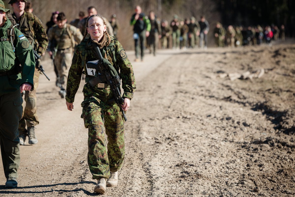 Kaitsevagi's tweet image. The traditional 30km Scoutsrännak took place at the central training area, dedicated to the 25th anniversary of the re-establishment of the Scouts Battalion.

📷 Sgt. Triinu Liis Mullaste, Cpl. Elizabeth Lindjärv
#Kaitsevägi #EDF #Scouts #Estonia #NATO #StrongerTogether