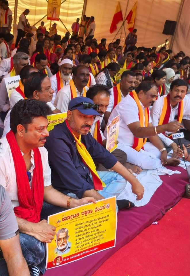 karnatakaparty1's tweet photo. ರಾಜ ಭವನದ ರಾಜ ವೈಭೋಗ ಅನುಭವಿಸುತ್ತಾ, ನಮ್ಮ ಕನ್ನಡ ನಾಡಿನ ಗೌರವಾನ್ವಿತ ರಾಜಕೀಯೇತರ ರಾಜ್ಯಪಾಲರ ಹುದ್ದೆಯಲ್ಲಿದ್ದು, ಕನ್ನಡ ಭಾಷೆಯ ವಿಚಾರದಲ್ಲಿ ಸದಾ ಉತ್ತರ ಭಾರತದ ಹಿತಾಸಕ್ತಿಯ ರಾಜಕೀಯ ನಡೆಸುವ ರಾಜ್ಯಪಾಲರ ವಿರುದ್ಧ ಇಂದು ಕನ್ನಡ, ಕರ್ನಾಟಕದ  ಪ್ರಚಂಡ ಶಕ್ತಿಯಾಗಿರುವ ಕಟ್ಟಾಳು ಶ್ರೀ ನಾರಾಯಣ ಗೌಡರ ನೇತೃತ್ವದಲ್ಲಿ 'ಕರ್ನಾಟಕ ರಕ್ಷಣಾ ವೇದಿಕೆ' ಹಮ್ಮಿಕೊಂಡಿದ್ದ ಪ್ರತಿಭಟನಾ ಧರಣಿಯಲ್ಲಿ ಪಾಲ್ಗೊಂಡು ಸಭೆಯನ್ನು ಉದ್ದೇಶಿಸಿ ಮಾತಾಡಿದೆ... ಸಭೆಯಲ್ಲಿದ್ದ ಕನ್ನಡಿಗರ ಕೆಚ್ಚು , ನಾರಾಯಣ ಗೌಡರ ದಿಟ್ಟ ನುಡಿಗಳು ಹೋರಾಟಕ್ಕೆ ಇನ್ನಷ್ಟು ಹುಮ್ಮಸ್ಸು ತುಂಬಿದೆ.

ಒಂದು ಕಾಲದಲ್ಲಿ ಬ್ರಿಟೀಷರ ಅಡಿಯಾಳುಗಳಾಗಿದ್ದ ನಾವು ಇಂದು ಮತ್ತೊಮ್ಮೆ ಹಿಂದಿಯವರ ಅಡಿಯಾಳುಗಳಾಗಿದ್ದೇವೆ ಅನ್ನುವುದಕ್ಕೆ ಇತ್ತೀಚಿಗೆ ಕರ್ನಾಟಕದಲ್ಲಿ ನೇಮಕವಾಗುತ್ತಿರುವ  ರಾಜ್ಯಪಾಲರ ಕನ್ನಡ ವಿರೋಧಿ ನಡೆಗಳೇ ಸಾಕ್ಷಿ, ಕರ್ನಾಟಕದ ನಾಡಿ ಮಿಡಿತ ತಿಳಿಯದ,ಕರ್ನಾಟಕದ ಸಮಸ್ಯೆಗಳೇ ಬಗ್ಗೆ ಅರಿವೇ ಇಲ್ಲದ, ರಾಷ್ಟ್ರೀಯ ಪಕ್ಷಗಳ ಕೈಗೊಂಬೆಗಳಂತೆ ಆಡುವ ಇಂತಹ ರಾಜ್ಯಪಾಲರು ಕರ್ನಾಟಕಕ್ಕೆ ಬೇಕಾಗಿಲ್ಲ, ರಾಜ್ಯಪಾಲರು ತಮ್ಮ ನಿಲುವುಗಳು ಬದಲಿಸಿಕೊಳ್ಳಲಿ ಇಲ್ಲದೆ ಇದ್ರೆ ರಾಜೀನಾಮೆ ಕೊಟ್ಟು ಇಲ್ಲಿಂದ ತೊಲಗಲಿ. 

ಕವಿರಾಜ್,
ಚಿತ್ರಸಾಹಿತಿ ಹಾಗೂ ನಮ್ಮ ನಾಡು ನಮ್ಮ ಆಳ್ವಿಕೆ ಮುಂದಾಳು.

#GoBackGovernor
#TwoLangaugePolicy 
#StopHindiImposition 

#ನಮ್ಮನಾಡು_ನಮ್ಮಆಳ್ವಿಕೆ