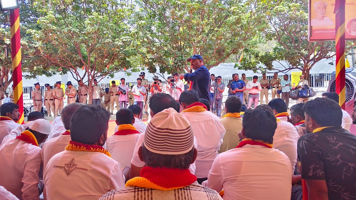 karnatakaparty1's tweet photo. ರಾಜ ಭವನದ ರಾಜ ವೈಭೋಗ ಅನುಭವಿಸುತ್ತಾ, ನಮ್ಮ ಕನ್ನಡ ನಾಡಿನ ಗೌರವಾನ್ವಿತ ರಾಜಕೀಯೇತರ ರಾಜ್ಯಪಾಲರ ಹುದ್ದೆಯಲ್ಲಿದ್ದು, ಕನ್ನಡ ಭಾಷೆಯ ವಿಚಾರದಲ್ಲಿ ಸದಾ ಉತ್ತರ ಭಾರತದ ಹಿತಾಸಕ್ತಿಯ ರಾಜಕೀಯ ನಡೆಸುವ ರಾಜ್ಯಪಾಲರ ವಿರುದ್ಧ ಇಂದು ಕನ್ನಡ, ಕರ್ನಾಟಕದ  ಪ್ರಚಂಡ ಶಕ್ತಿಯಾಗಿರುವ ಕಟ್ಟಾಳು ಶ್ರೀ ನಾರಾಯಣ ಗೌಡರ ನೇತೃತ್ವದಲ್ಲಿ 'ಕರ್ನಾಟಕ ರಕ್ಷಣಾ ವೇದಿಕೆ' ಹಮ್ಮಿಕೊಂಡಿದ್ದ ಪ್ರತಿಭಟನಾ ಧರಣಿಯಲ್ಲಿ ಪಾಲ್ಗೊಂಡು ಸಭೆಯನ್ನು ಉದ್ದೇಶಿಸಿ ಮಾತಾಡಿದೆ... ಸಭೆಯಲ್ಲಿದ್ದ ಕನ್ನಡಿಗರ ಕೆಚ್ಚು , ನಾರಾಯಣ ಗೌಡರ ದಿಟ್ಟ ನುಡಿಗಳು ಹೋರಾಟಕ್ಕೆ ಇನ್ನಷ್ಟು ಹುಮ್ಮಸ್ಸು ತುಂಬಿದೆ.

ಒಂದು ಕಾಲದಲ್ಲಿ ಬ್ರಿಟೀಷರ ಅಡಿಯಾಳುಗಳಾಗಿದ್ದ ನಾವು ಇಂದು ಮತ್ತೊಮ್ಮೆ ಹಿಂದಿಯವರ ಅಡಿಯಾಳುಗಳಾಗಿದ್ದೇವೆ ಅನ್ನುವುದಕ್ಕೆ ಇತ್ತೀಚಿಗೆ ಕರ್ನಾಟಕದಲ್ಲಿ ನೇಮಕವಾಗುತ್ತಿರುವ  ರಾಜ್ಯಪಾಲರ ಕನ್ನಡ ವಿರೋಧಿ ನಡೆಗಳೇ ಸಾಕ್ಷಿ, ಕರ್ನಾಟಕದ ನಾಡಿ ಮಿಡಿತ ತಿಳಿಯದ,ಕರ್ನಾಟಕದ ಸಮಸ್ಯೆಗಳೇ ಬಗ್ಗೆ ಅರಿವೇ ಇಲ್ಲದ, ರಾಷ್ಟ್ರೀಯ ಪಕ್ಷಗಳ ಕೈಗೊಂಬೆಗಳಂತೆ ಆಡುವ ಇಂತಹ ರಾಜ್ಯಪಾಲರು ಕರ್ನಾಟಕಕ್ಕೆ ಬೇಕಾಗಿಲ್ಲ, ರಾಜ್ಯಪಾಲರು ತಮ್ಮ ನಿಲುವುಗಳು ಬದಲಿಸಿಕೊಳ್ಳಲಿ ಇಲ್ಲದೆ ಇದ್ರೆ ರಾಜೀನಾಮೆ ಕೊಟ್ಟು ಇಲ್ಲಿಂದ ತೊಲಗಲಿ. 

ಕವಿರಾಜ್,
ಚಿತ್ರಸಾಹಿತಿ ಹಾಗೂ ನಮ್ಮ ನಾಡು ನಮ್ಮ ಆಳ್ವಿಕೆ ಮುಂದಾಳು.

#GoBackGovernor
#TwoLangaugePolicy 
#StopHindiImposition 

#ನಮ್ಮನಾಡು_ನಮ್ಮಆಳ್ವಿಕೆ