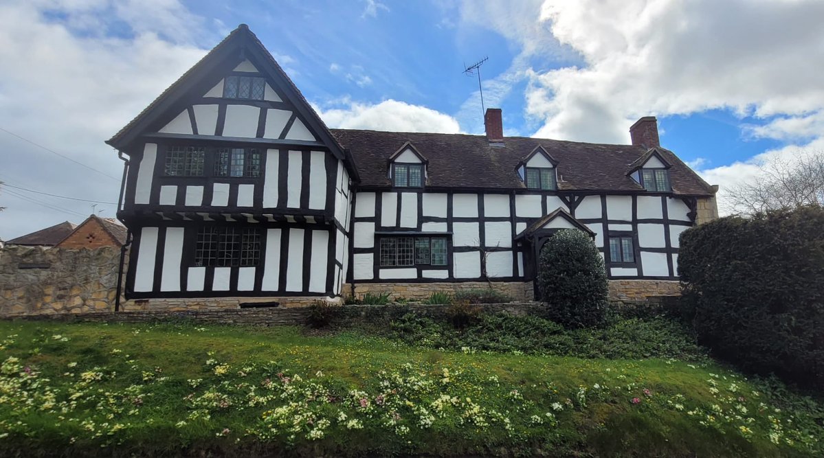 angelaproudnan's tweet image. Nice old house and a bank of primroses worthy of a photograph! 😄 #cottages #history #ancient #architecture #photography #primroses #BankHolidayMonday #GardensHour #ThePhotoHour @englandcottages