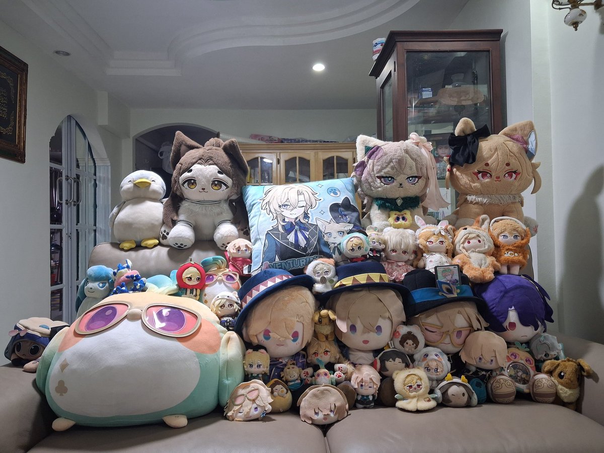 Kaveh_n_Churin's tweet photo. @birdcircuit As I collect anything kaveh &amp; aventurine. There's my: Keychain wall, all my plushies, merch shelf, my room. 👁👄👁👍 https://t.co/A3zUmIqPVU