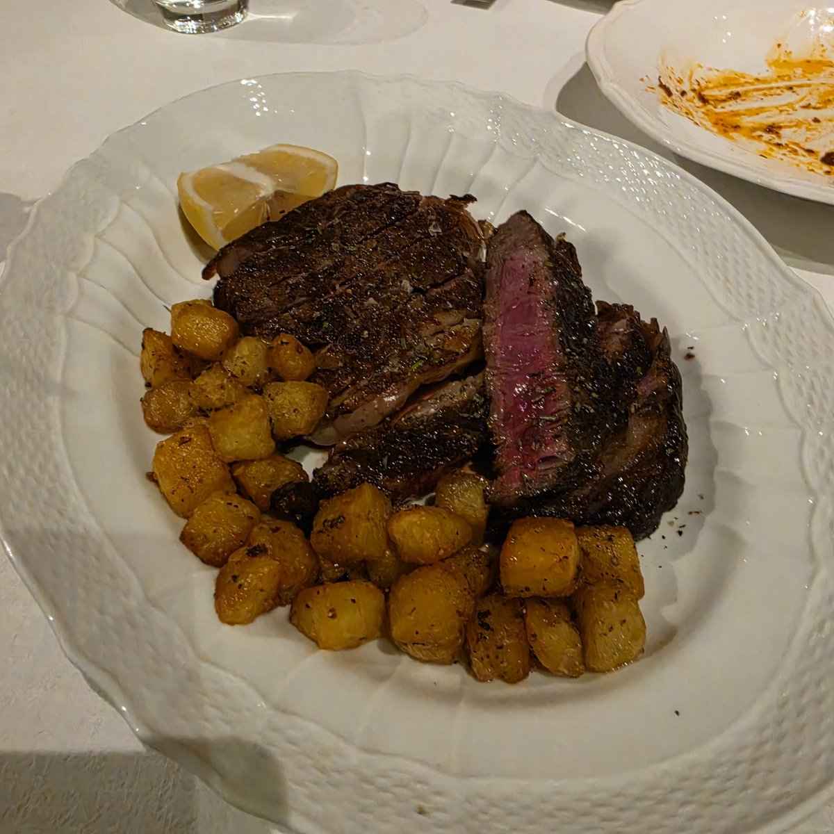 TTOOPPTTTOOOPPP's tweet photo. 📍Giglio Trattoria Fiorentina - สาทร 12

ร้านอาหาร Italian ที่เราชอบมากที่สุดตลอดกาลอีก 1 ร้านเลยค่ะ เป็นร้านที่ทำพาสต้าดีมากๆๆๆอีกร้าน แถม Steak ร้านนี้ก็ไม่แพ้ใครค่ะ ย่างมาได้ดีมาก ผิว Crust กำลังดี ความสุกมาแบบ Perfect ดี ดีมากมาก ดีงามทุกอย่าง ราคาแรงมากกกกกกก แต่ของดี คุณภาพดี ใครงบถึงมาเลยค่ะ

💸 ฿฿฿฿
🚗 มี Vallet ค่ะ
TPRATING: 8/10