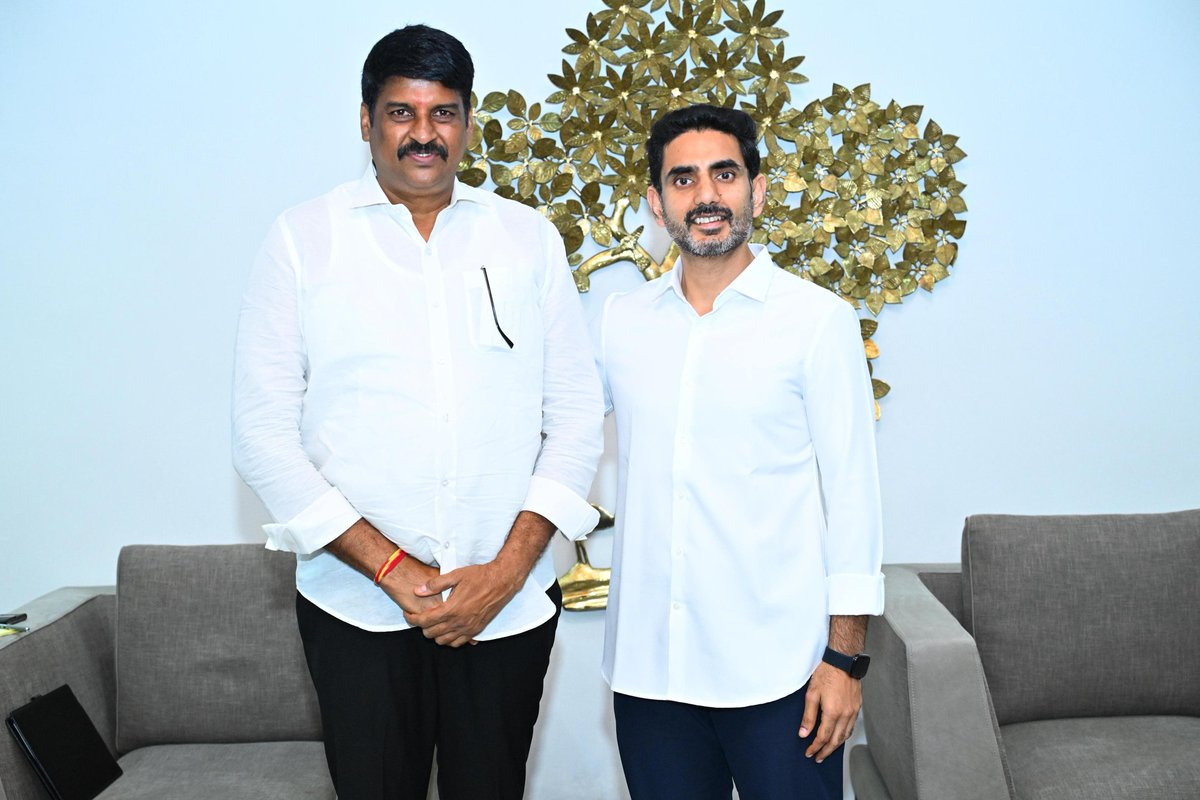 varma_vegesana's tweet photo. రాష్ట్ర విద్యాశాఖ మంత్రి నారా లోకేష్ గారిని ఈరోజు మర్యాద పూర్వకంగా కలవడం జరిగింది...
#IdimanchiPrabhutvam
#NaraLokesh
#ChandrababuNaidu
#TeluguDesamParty
#VegesanaNarendraVarma
#VegesanaForBapatla
#TeamVegesana
#MLABapatla
#MLAVarma
#ManaBapatlaManaVarma
#AndhraPradesh https://t.co/61Re8umf54