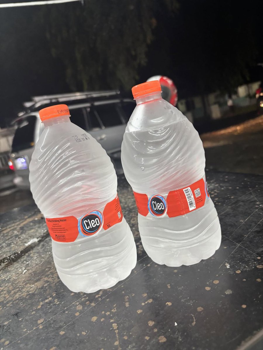 sayangkamoeeee's tweet photo. MAAF NORAK, mau sungkem sama yang nyiptain CLEO SATU LITER ini, aduh praktis banget bawanya, buat kaum minum air gelonggongan kayak aku, jujur ini berguna banget‼️

punten kalau botol panjang seliteran itu agak ribet dan too much diliatnya 😂🤣 https://t.co/Or0DEJLZgB