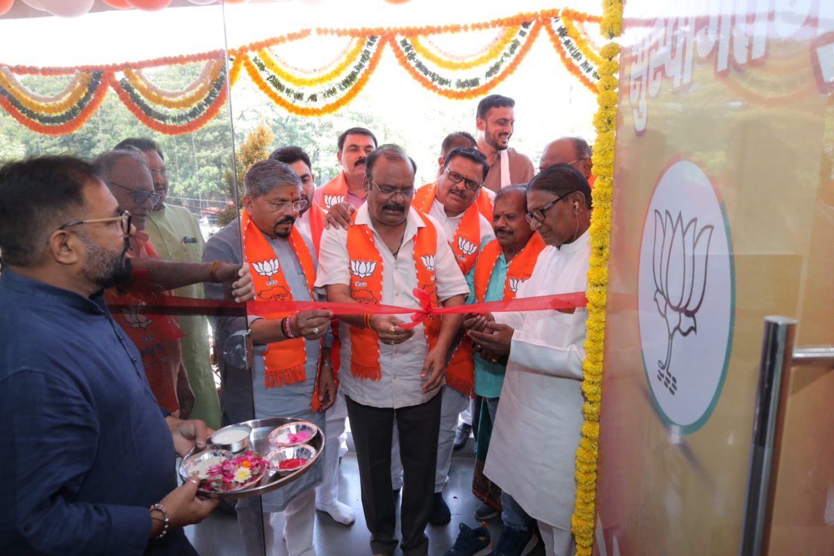 Surajvasava20's tweet photo. વ્યારા ખાતે દેવદૂર્લભ કાર્યકર્તાઓ માટે મંદિર સમાન તાપી જિલ્લા ભાજપ મધ્યસ્થ કાર્યાલયનું લોકાર્પણ પ્રભારી મંત્રી શ્રી @NareshPatelBJP સાહેબ તથા પૂર્વ જિલ્લા પ્રમુખશ્રીઓના હસ્તે સંપન્ન થયું. આ પાવન અવસરે ઉપસ્થિત રહી ભાજપના સ્થાપના દિવસ નિમિત���તે તમામ કાર્યકર્તાઓને હાર્દિક અભિનંદન અને શુભેચ્છાઓ પાઠવી.

કાર્યકર્તાઓના અખંડ પરિશ્રમ, અવિચળ સમર્પણ અને જનસેવાના સંકલ્પના બળે આવનારી ચૂંટણીમાં ભવ્ય વિજય પ્રાપ્ત થશે એવો દૃઢ વિશ્વાસ વ્યક્ત કરીએ છીએ.

આ કાર્યાલય માત્ર એક ઈમારત નથી, પરંતુ સંગઠનશક્તિ, વિચારધારા અને રાષ્ટ્રસેવાના સંકલ્પનું પ્રેરણાસ્ત્રોત બની રહેશે. અહીંથી અનેક જનકલ્યાણના કાર્યોએ ગતિ મળશે અને સંગઠન વધુ મજબૂત બનશે, એવો અખંડ વિશ્વાસ છે.