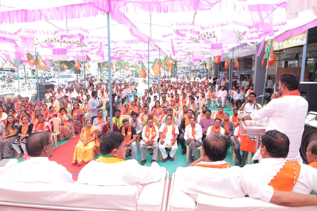 Surajvasava20's tweet photo. વ્યારા ખાતે દેવદૂર્લભ કાર્યકર્તાઓ માટે મંદિર સમાન તાપી જિલ્લા ભાજપ મધ્યસ્થ કાર્યાલયનું લોકાર્પણ પ્રભારી મંત્રી શ્રી @NareshPatelBJP સાહેબ તથા પૂર્વ જિલ્લા પ્રમુખશ્રીઓના હસ્તે સંપન્ન થયું. આ પાવન અવસરે ઉપસ્થિત રહી ભાજપના સ્થાપના દિવસ નિમિત���તે તમામ કાર્યકર્તાઓને હાર્દિક અભિનંદન અને શુભેચ્છાઓ પાઠવી.

કાર્યકર્તાઓના અખંડ પરિશ્રમ, અવિચળ સમર્પણ અને જનસેવાના સંકલ્પના બળે આવનારી ચૂંટણીમાં ભવ્ય વિજય પ્રાપ્ત થશે એવો દૃઢ વિશ્વાસ વ્યક્ત કરીએ છીએ.

આ કાર્યાલય માત્ર એક ઈમારત નથી, પરંતુ સંગઠનશક્તિ, વિચારધારા અને રાષ્ટ્રસેવાના સંકલ્પનું પ્રેરણાસ્ત્રોત બની રહેશે. અહીંથી અનેક જનકલ્યાણના કાર્યોએ ગતિ મળશે અને સંગઠન વધુ મજબૂત બનશે, એવો અખંડ વિશ્વાસ છે.