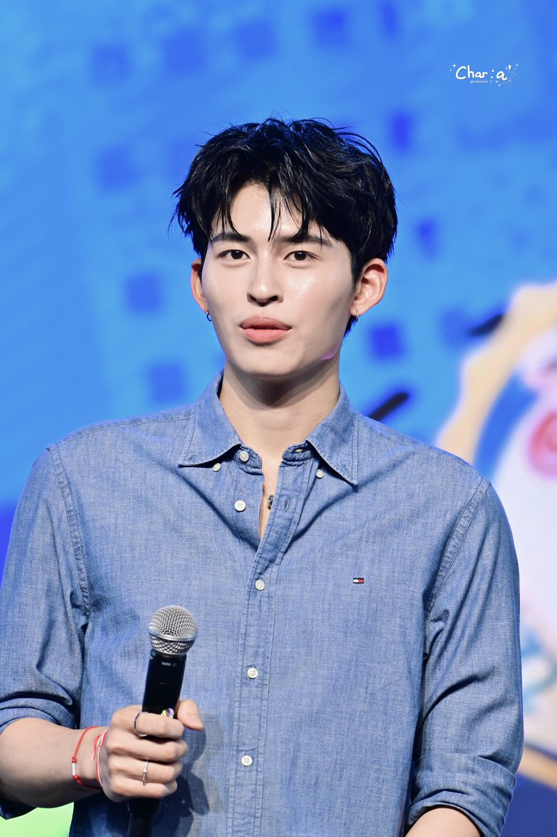 char : a ’ tweet media