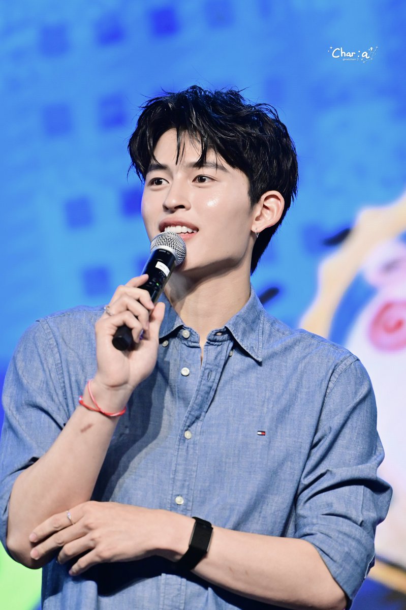 char : a ’ tweet media