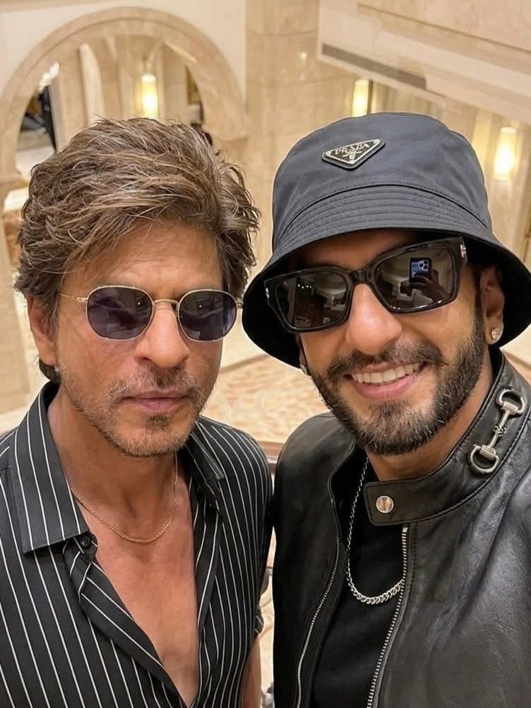 IIFA's tweet image. Two generations. One frame. Pure power. 🔥 
Shah Rukh Khan x Ranveer Singh. An iconic moment
Drop a 🔥 if you want to see them together in a film

#IIFA #Bollywood #RanveerSingh #ShahRukhKhan