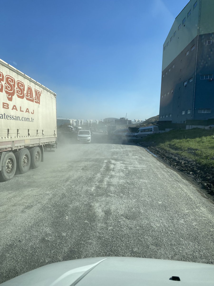 ogunkumas61's tweet photo. kral burası Prof. Dr. Mehmet Bozkurt cad.  kuzey marmara otoyolu için bizi mecbur ettiğiniz yol şurda 700-800 mt bi yol var asfaltlandıramıyorsunuz yap şu işi bi resminide buraya as reklam reklamdır @mcandaroglutr @ArnavutkoyBel https://t.co/9twtUgBNOI