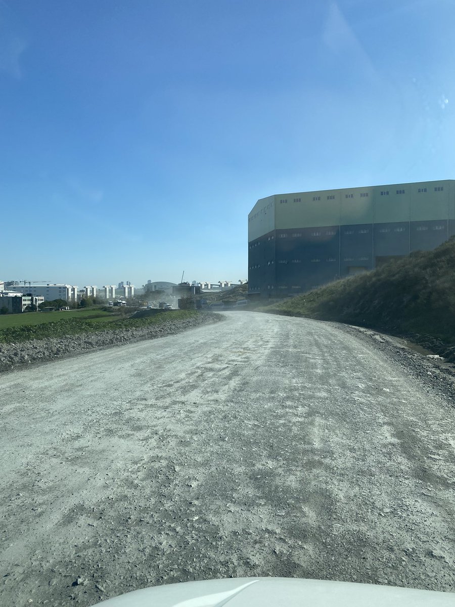 ogunkumas61's tweet photo. kral burası Prof. Dr. Mehmet Bozkurt cad.  kuzey marmara otoyolu için bizi mecbur ettiğiniz yol şurda 700-800 mt bi yol var asfaltlandıramıyorsunuz yap şu işi bi resminide buraya as reklam reklamdır @mcandaroglutr @ArnavutkoyBel https://t.co/9twtUgBNOI