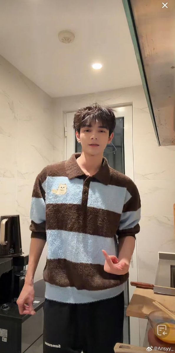 yibaobao_'s tweet image. We're about to start a rumour that actor he yanzhao is literally living at actor he changxi's house. Just look at their backgrounds... they even share the same surname 😶 They’re basically married at this point 🙂‍↕️

#HeChangxi #HeYanzhao
#Xizhao