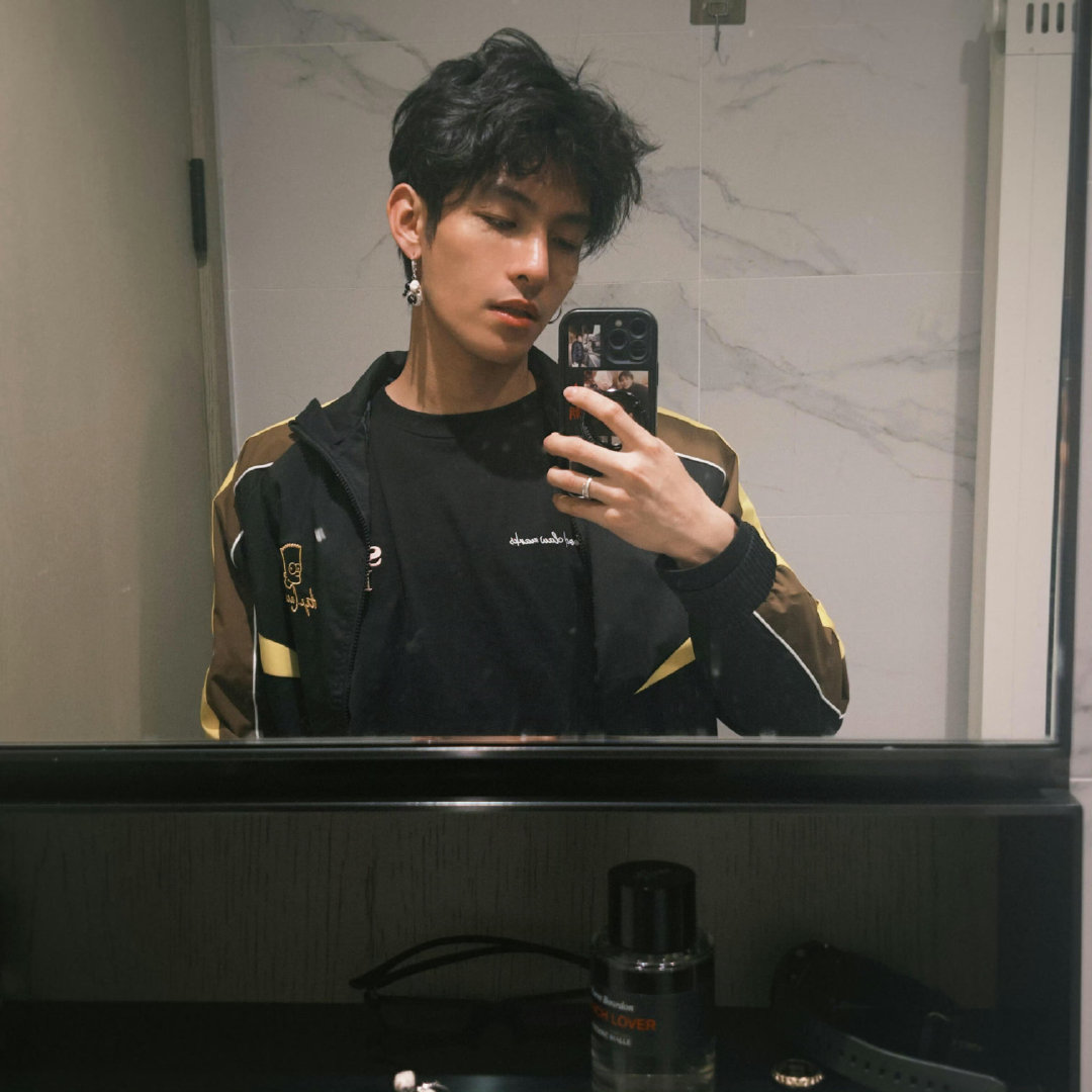 yibaobao_'s tweet image. We're about to start a rumour that actor he yanzhao is literally living at actor he changxi's house. Just look at their backgrounds... they even share the same surname 😶 They’re basically married at this point 🙂‍↕️

#HeChangxi #HeYanzhao
#Xizhao