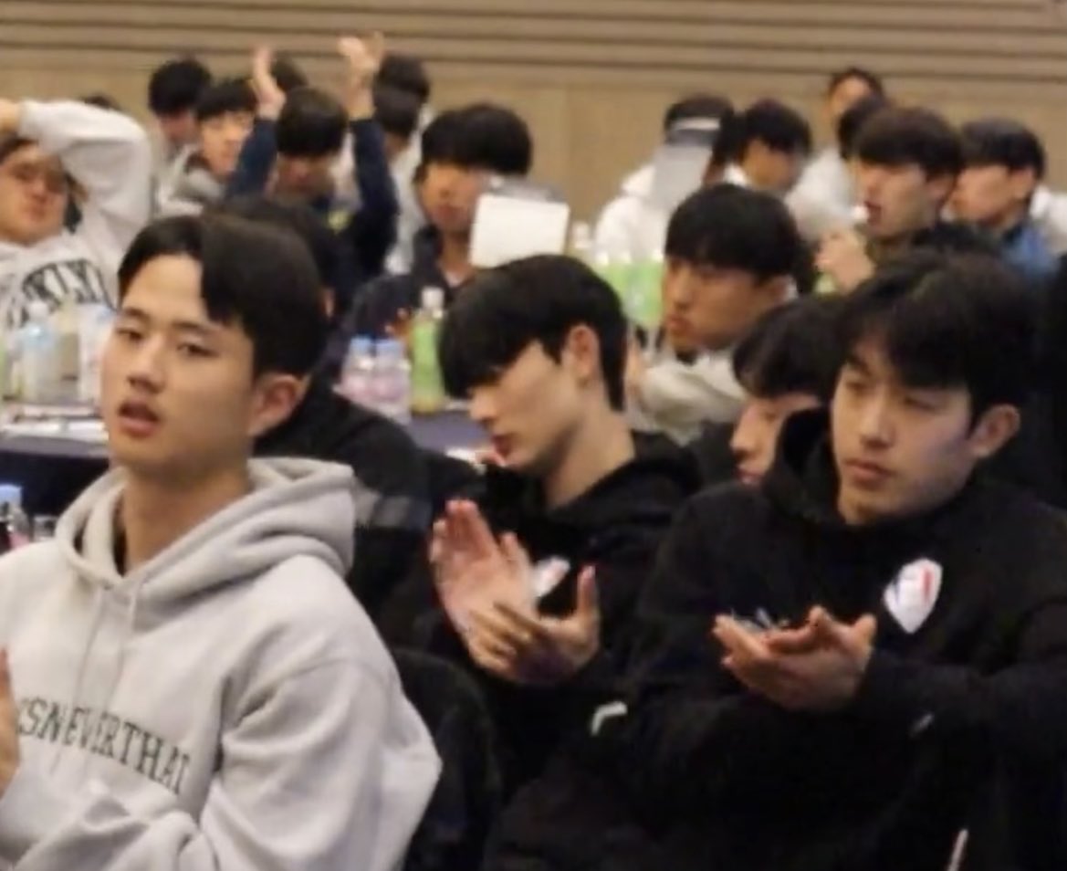l22D2u4vAVLrmC2's tweet photo. 이상민도 졸았었나 https://t.co/0JqCHYiQNx