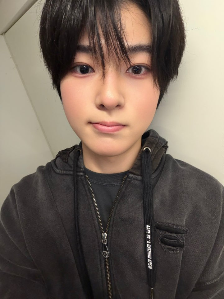 NewBeat_twt's tweet photo. [#김리우]

오랜만에 셀프 헤어 메이크업을 해봤습니닷 https://t.co/PZGIfrOVWM