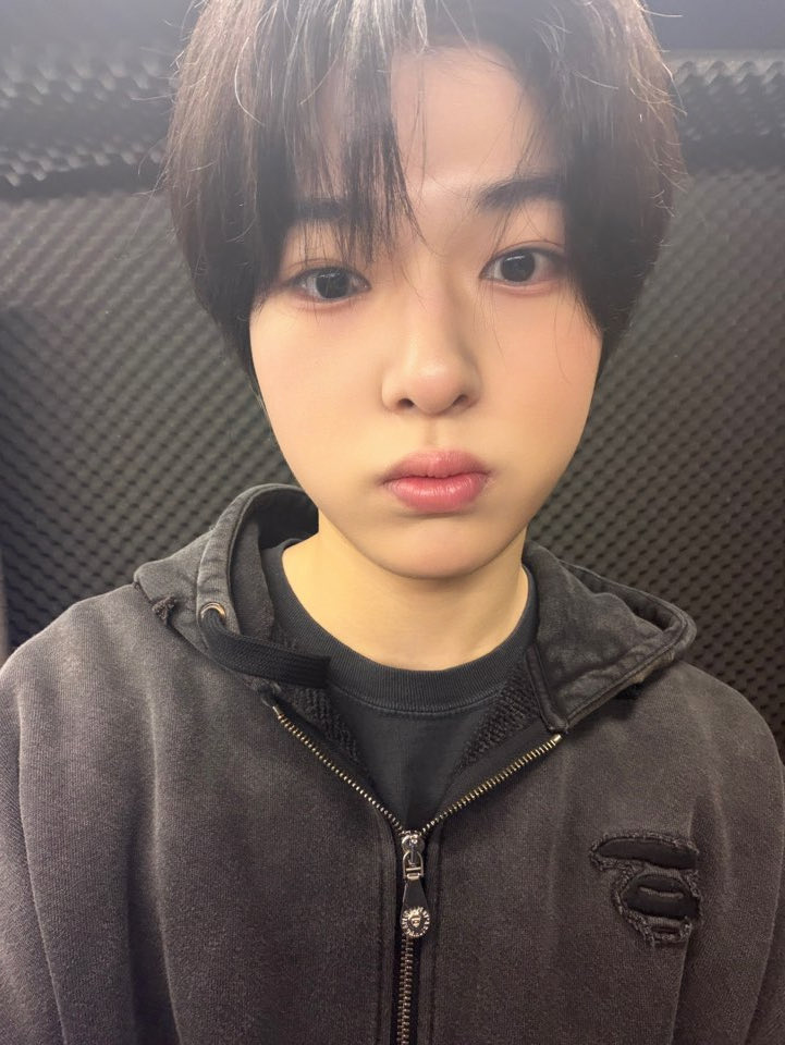 NewBeat_twt's tweet photo. [#김리우]

오랜만에 셀프 헤어 메이크업을 해봤습니닷 https://t.co/PZGIfrOVWM
