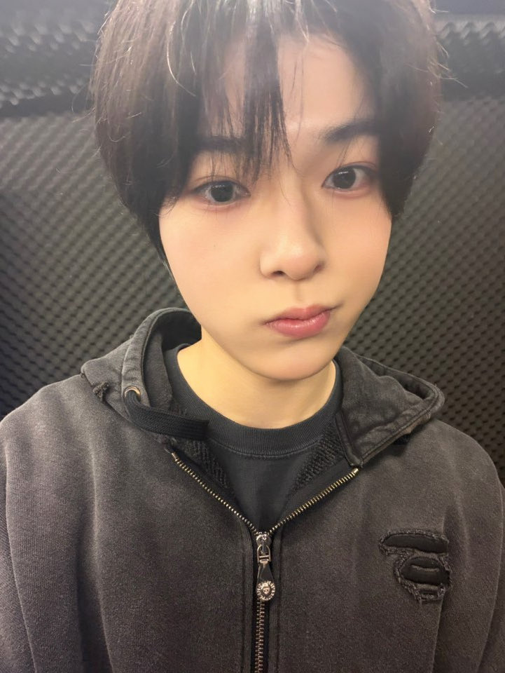 NewBeat_twt's tweet photo. [#김리우]

오랜만에 셀프 헤어 메이크업을 해봤습니닷 https://t.co/PZGIfrOVWM