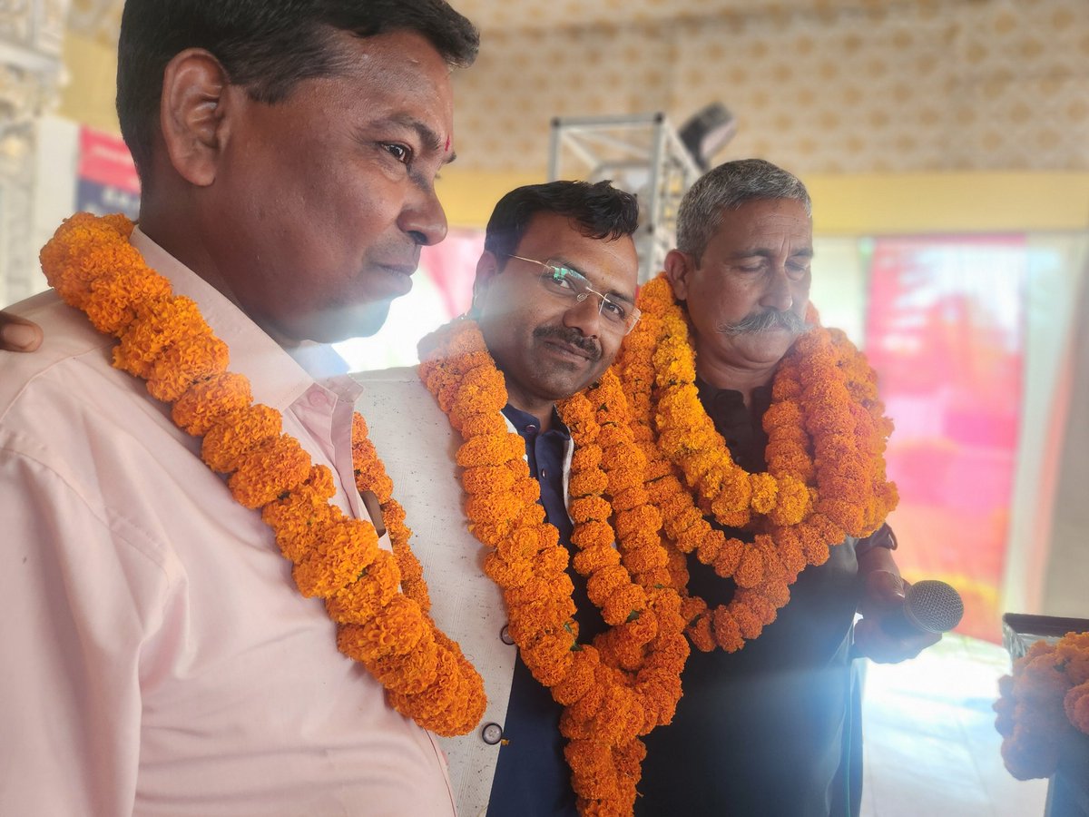 RNKSvasJsNews's tweet photo. कश्यप जागृति सेवा समिति द्वारा जनपद पीलीभीत में महर्षि कश्यप जयंती धूमधाम के साथ मनाई गई जिसमें मुख्य अतिथि के रूप में पूर्व राज्य मंत्री हीरालाल कश्यप जी एवं उत्तराखंड राज्य मंत्री कंचन कश्यप जी तथा विशिष्ट अतिथि के रूप में मुझे भी रहने का अवसर मिला https://t.co/UDSAJuyeR0