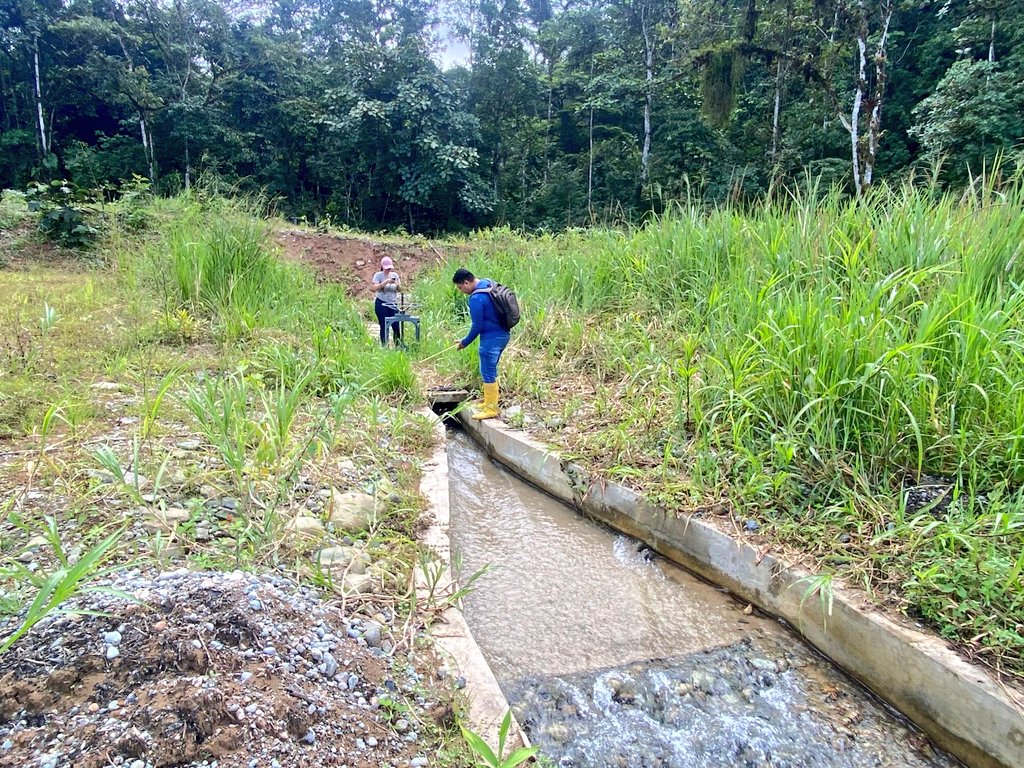 Agricultura_CZ7's tweet photo. #ElOro | Técnicos del Proyecto de Fomento a la Producción Agrícola realizaron un recorrido en la captación de la Junta de Riego Moromoro–Palosolo. Además, mantuvieron una reunión con los usuarios para socializar los beneficios del Proyecto, en la parroquia Moromoro, cantón #Piñas https://t.co/t383PmYLYZ