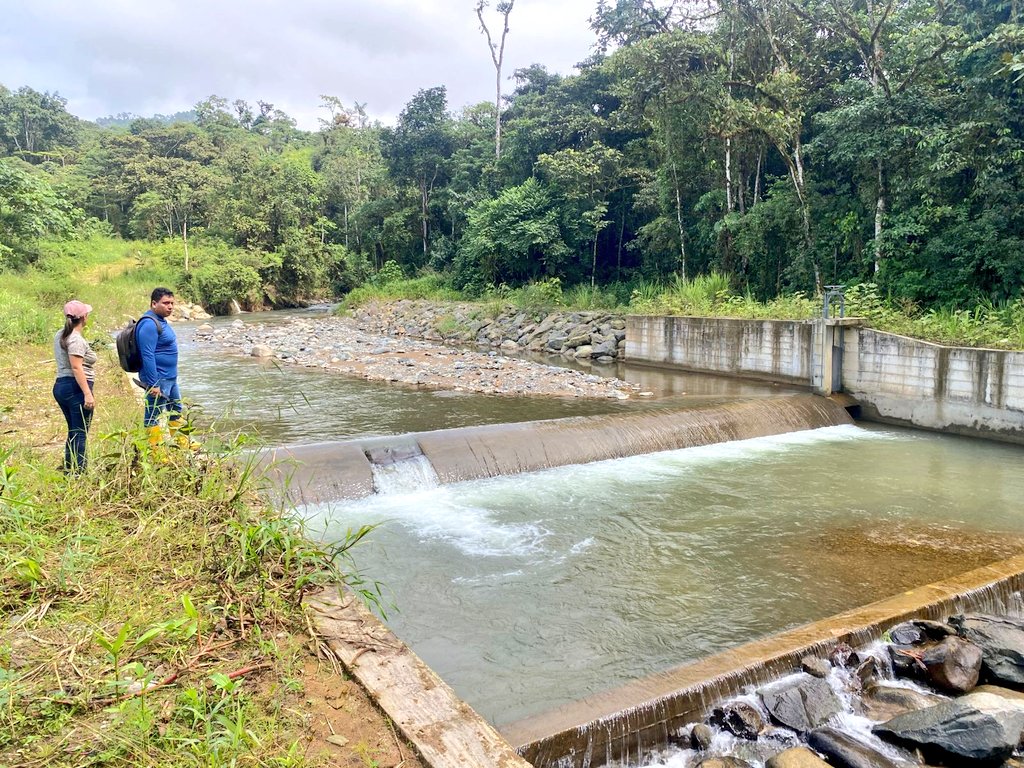 Agricultura_CZ7's tweet photo. #ElOro | Técnicos del Proyecto de Fomento a la Producción Agrícola realizaron un recorrido en la captación de la Junta de Riego Moromoro–Palosolo. Además, mantuvieron una reunión con los usuarios para socializar los beneficios del Proyecto, en la parroquia Moromoro, cantón #Piñas https://t.co/t383PmYLYZ
