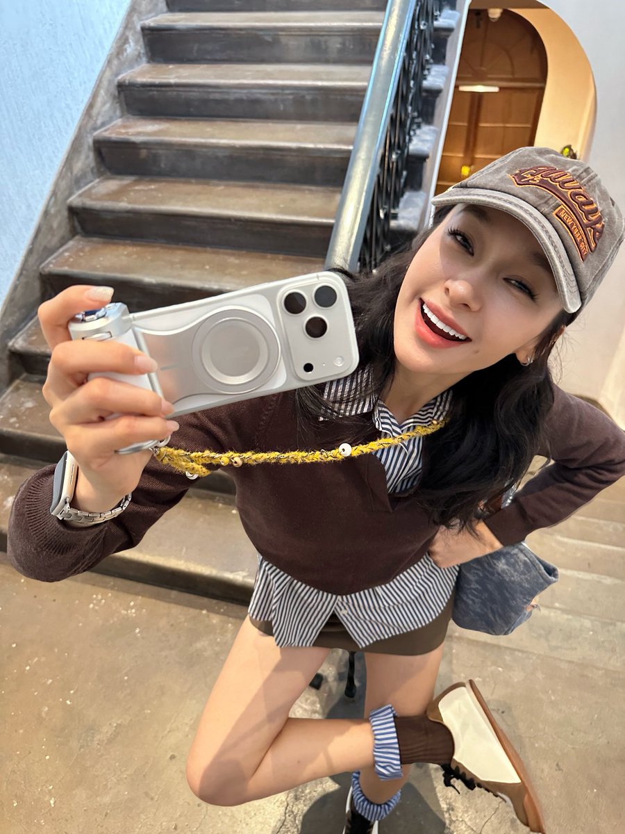 telesinofficial's tweet photo. Your outfit isn’t complete without it.
Carry your vibe with TELESIN Pro Shot Imaging Grip 📱

#telesin #phonegrip #mobilephotography #outfits https://t.co/58giV4NHjS